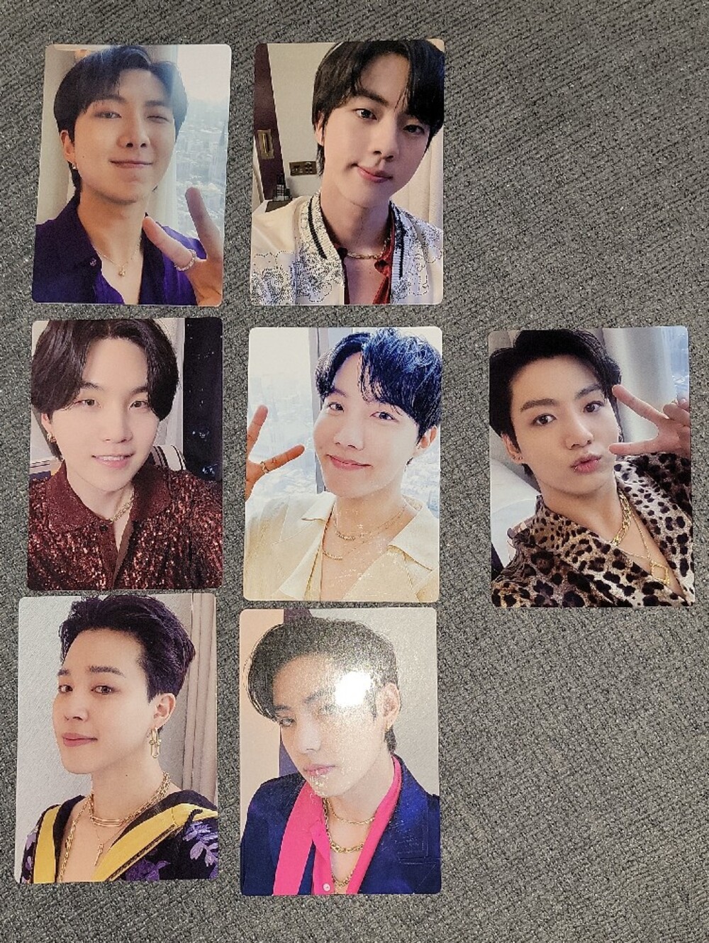 BTS Snow Globe withPhotocards - Picture 4 of 10